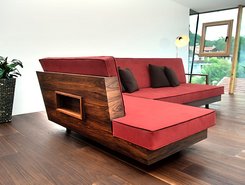 Couch in rot mit Holz
