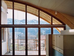 helle Fenster mit Holz